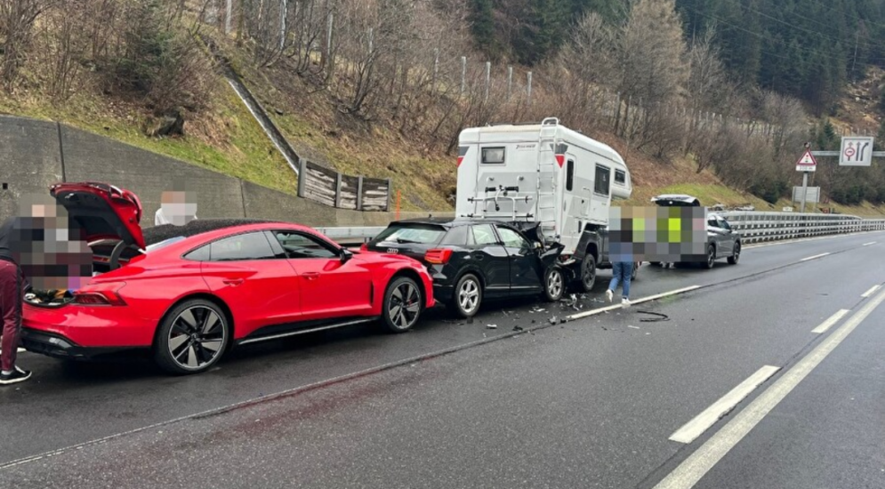 Wassen UR: Vier Fahrzeuge bei Unfall auf der A2 beteiligt