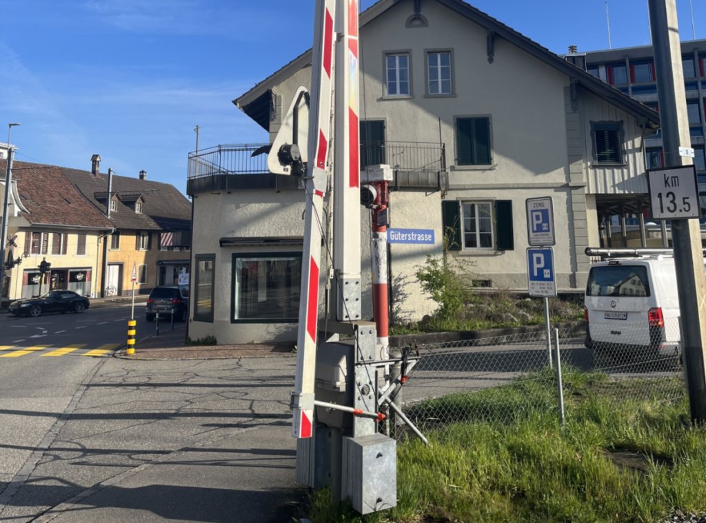 Oberentfelden AG: Bahnschranke durch Fahrzeug beschädigt