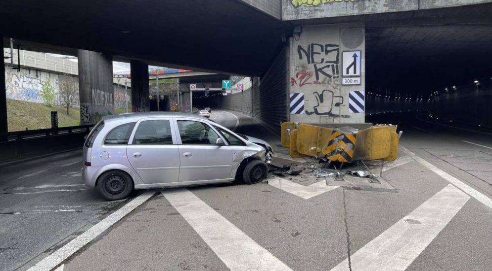 Unfall A2: Junglenkerin frontal in Abpralldämpfer gedonnert