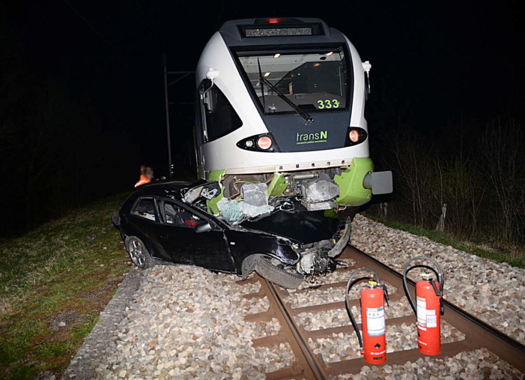 Autofahrer baut Unfall und wird von Zug gerammt