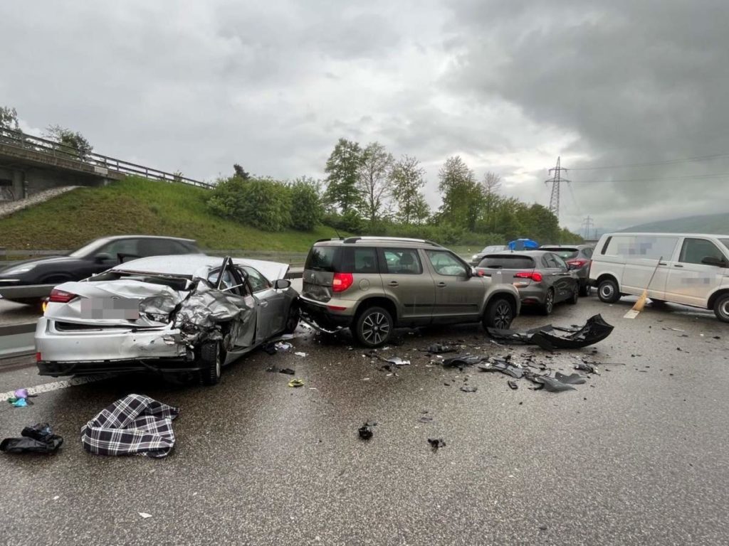 Härkingen: Mehrere Verletzte bei heftigem Unfall auf der A1