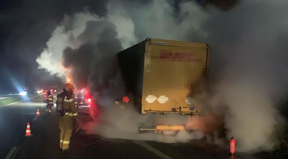 A1, Neuendorf SO: Anhänger von Lastwagen fängt Feuer