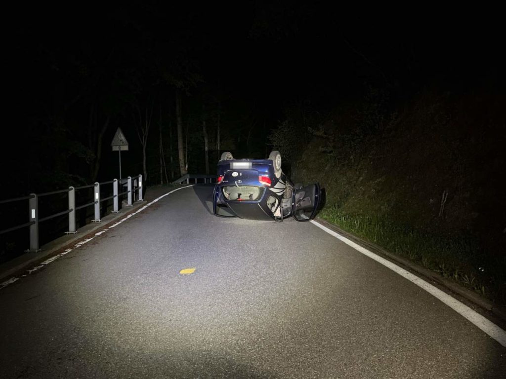 Balm bei Günsberg SO: Bei Unfall überschlagen und auf dem Dach gelandet