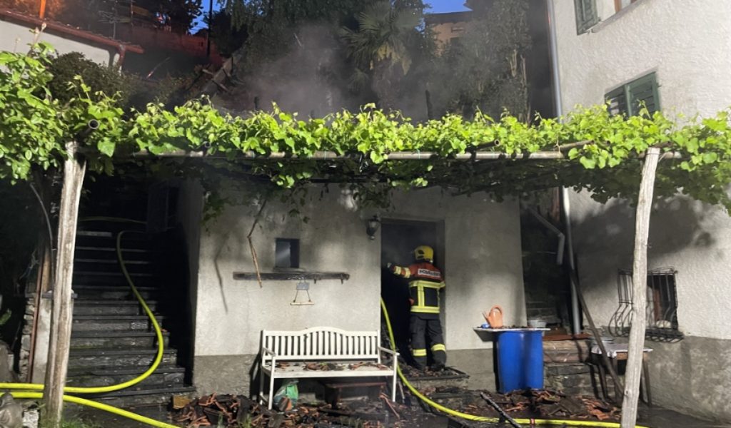 Sta. Maria im Calanca: Gebäude durch Feuer komplett zerstört