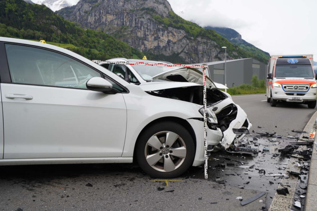 Erstfeld UR: Vier Personen bei Unfall leicht bis lebensbedrohlich verletzt