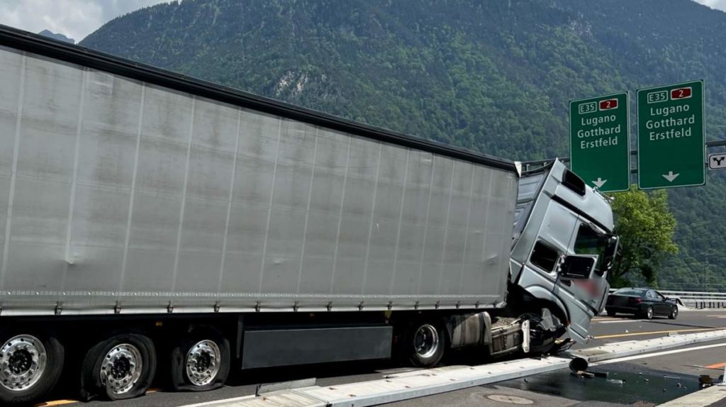 A2 Seedorf UR: Mit LKW bei Unfall in Baustelle gedonnert