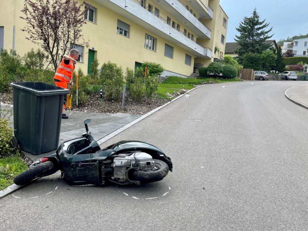 Geroldswil ZH: 13-Jähriger baut mit Vaters Roller Unfall