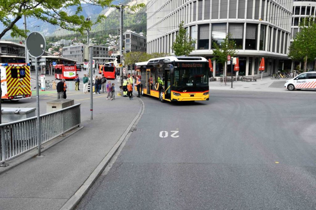 Bahnhofplatz Chur: Unfall zwischen Skateboardfahrer und Postauto