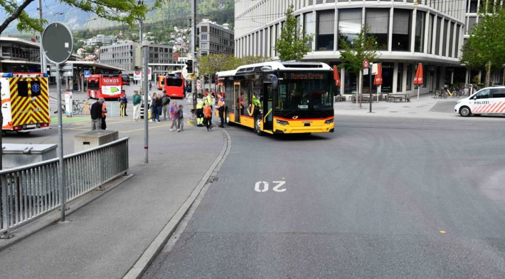 Bahnhofplatz Chur: Unfall zwischen Skateboardfahrer und Postauto