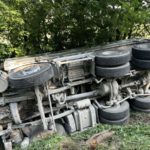 Hendschiken AG: Lastwagen kippt nach Unfall Böschung hinunter