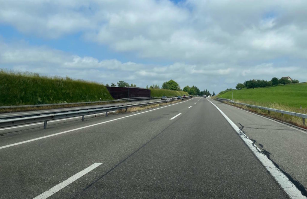 Gossau SG: Autofahrerin prallt bei Unfall auf A1 in Leitplanke