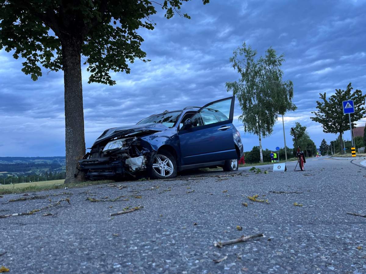 Accident in Ottenbach Leaves Elderly Couple Injured After Multiple Collisions