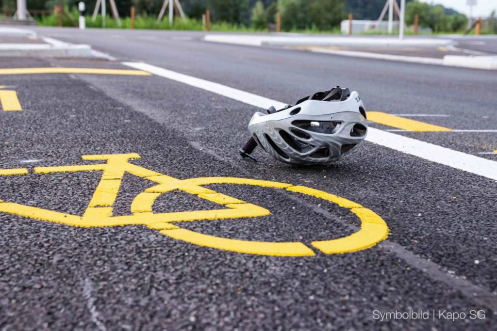 Benken SG: Velofahrer prallt bei Unfall gegen Autoheck