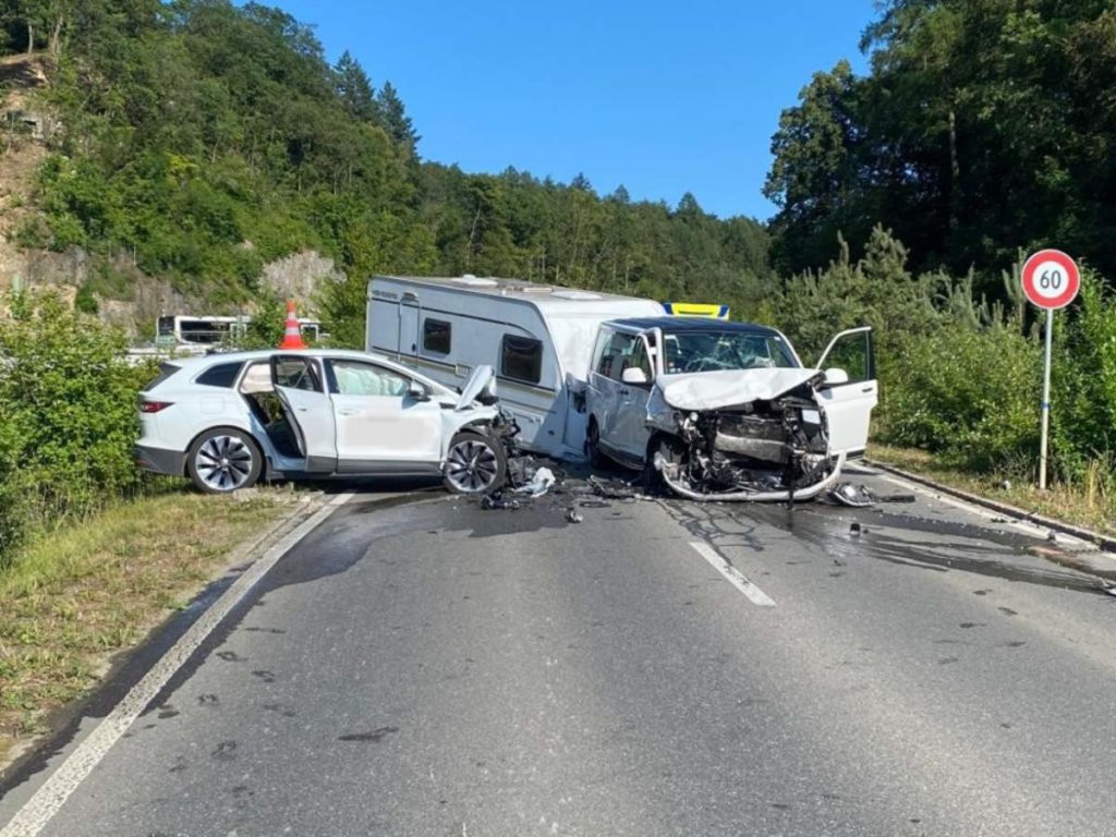 Beringen SH: Unfall fordert acht teils Schwerverletzte