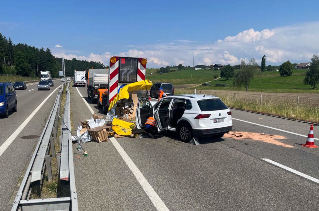 A1, Gossau SG: Bei Unfall ungebremst gegen Anpralldämpfer gekracht