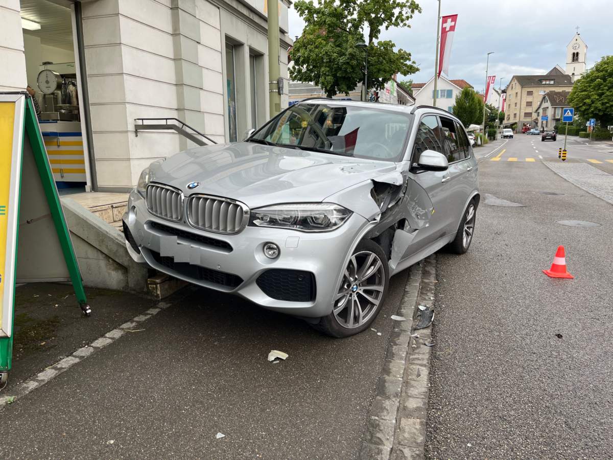 Oberwil: BMW Nimmt Vorfahrt - Lieferwagen-Mitfahrerin Bei Unfall Verletzt