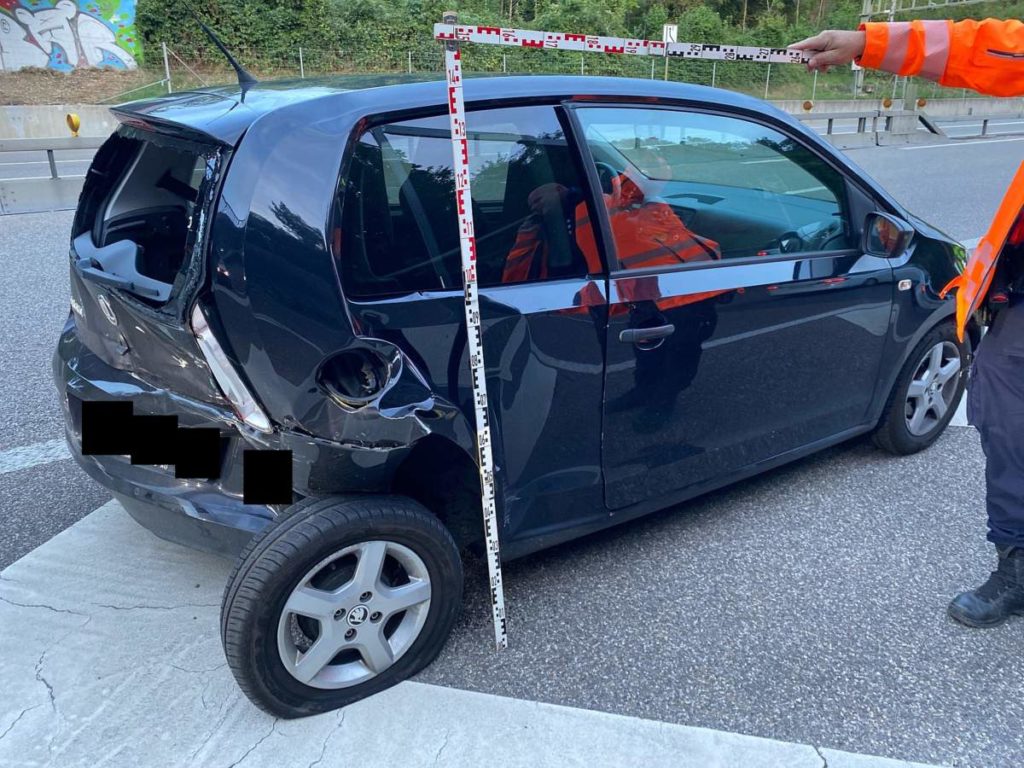 Reinach BL: A18 - Unfall zwischen zwei Autos im Reinacher Tunnel