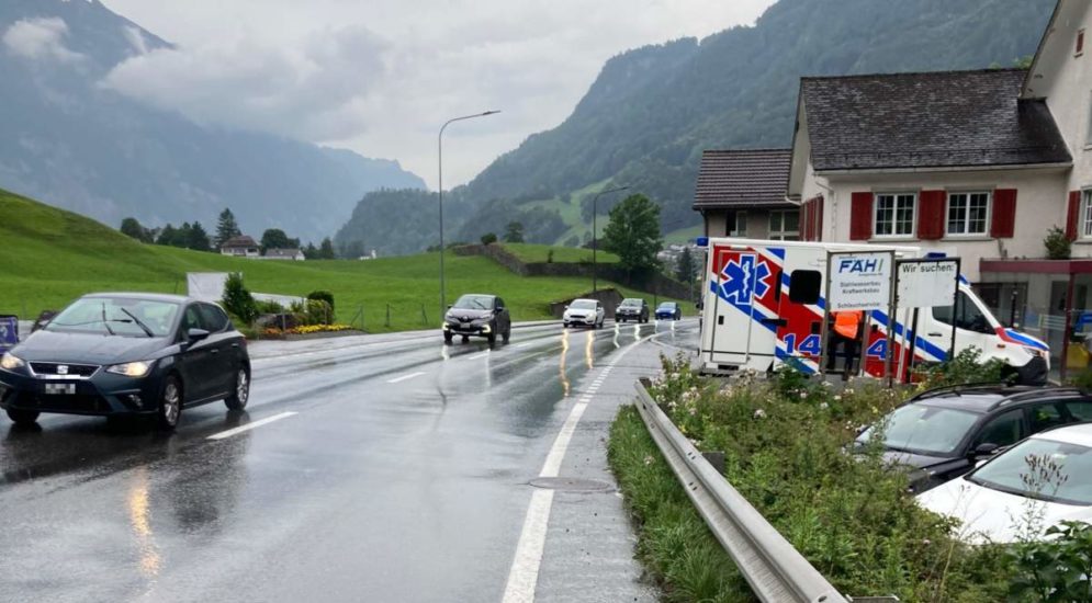 Glarus: Fahrradlenkerin bei Unfall gestürzt