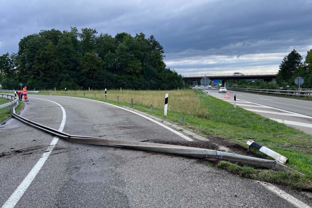 A15, Wangen-Dübendorf: Bei Unfall heftig gegen Leitplanke geprallt