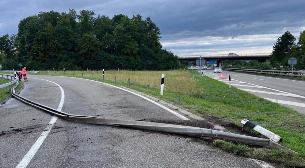 A15, Wangen-Dübendorf: Bei Unfall heftig gegen Leitplanke geprallt