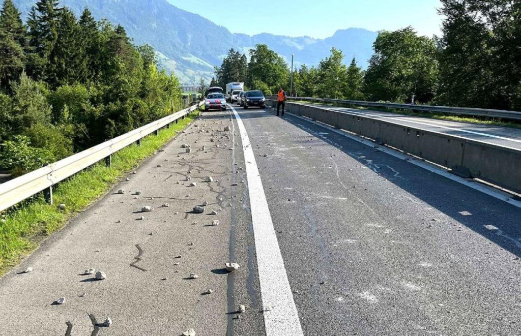 Alpnach OW: Ladung fällt auf Autostrasse A8