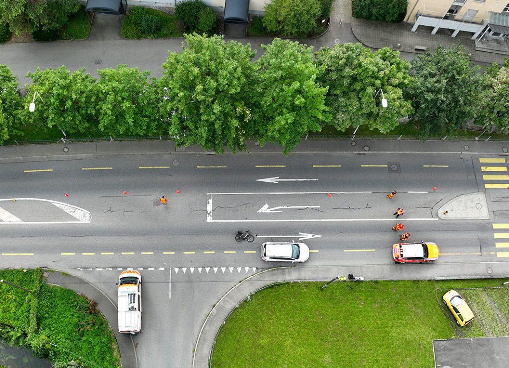 Stansstad: Bei Unfall unter Auto geraten - E-Bike-Fahrerin erheblich verletzt