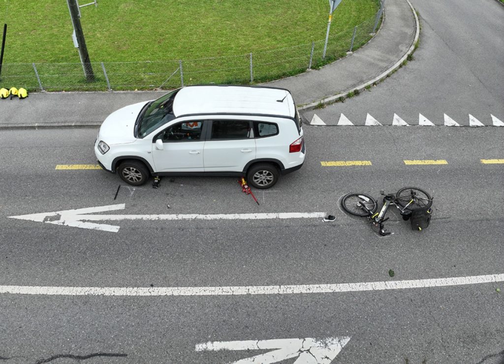 Stansstad: Bei Unfall unter Auto geraten - E-Bike-Fahrerin erheblich verletzt