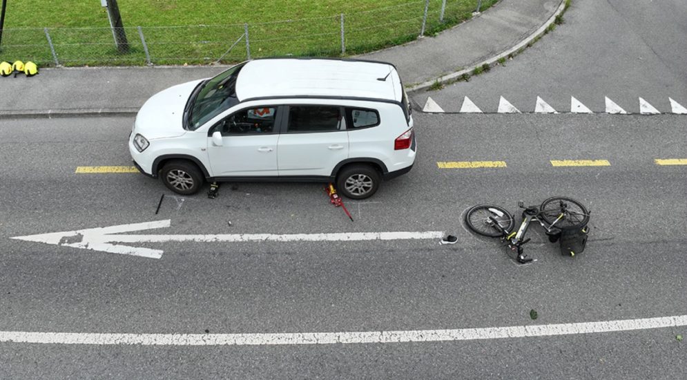 Stansstad: Bei Unfall unter Auto geraten - E-Bike-Fahrerin erheblich verletzt