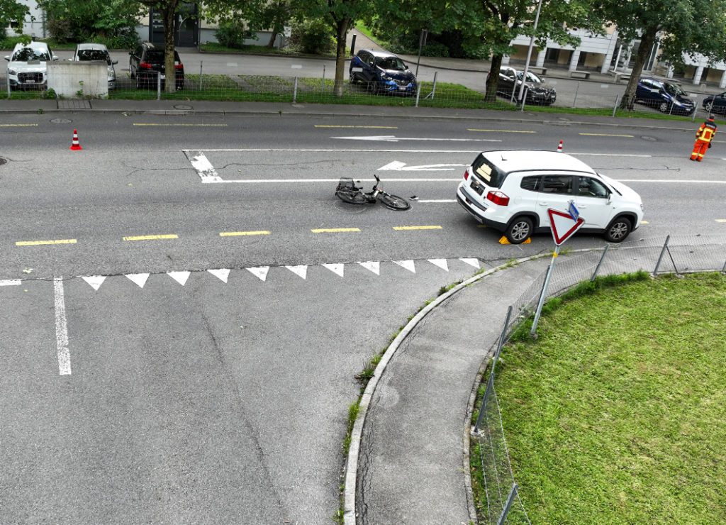 Stansstad: Bei Unfall unter Auto geraten - E-Bike-Fahrerin erheblich verletzt