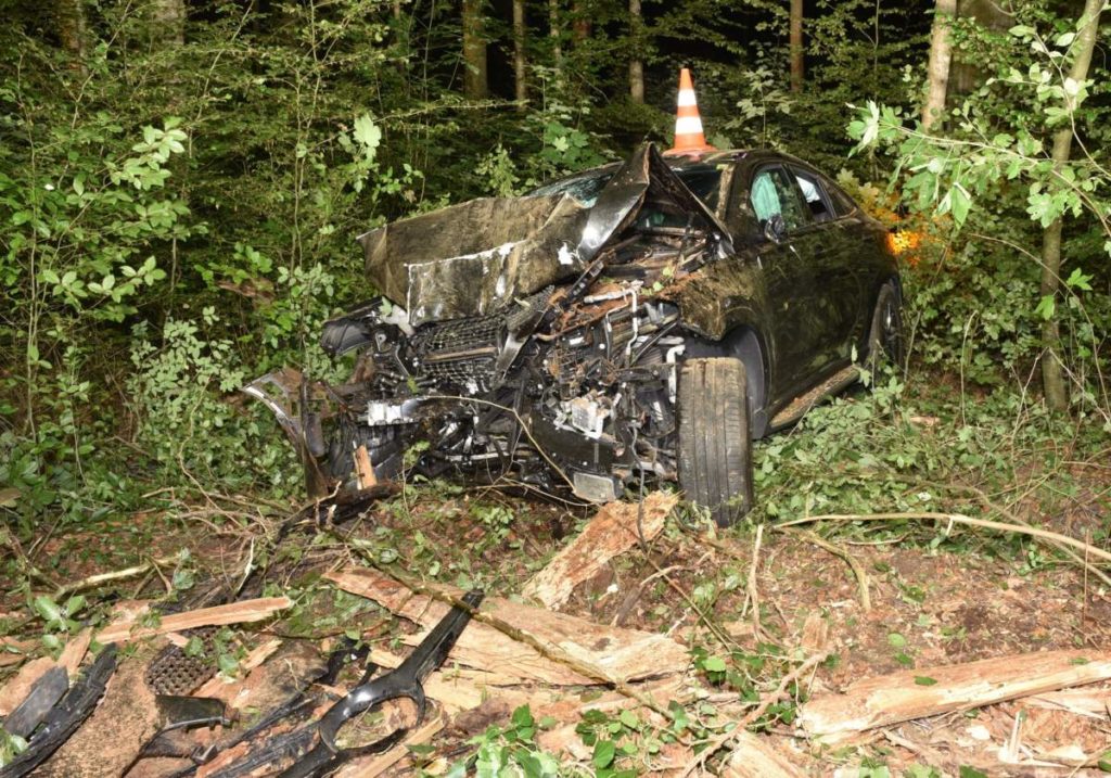 Schlieren ZH: Bei Unfall frontal in zwei Bäume geprallt