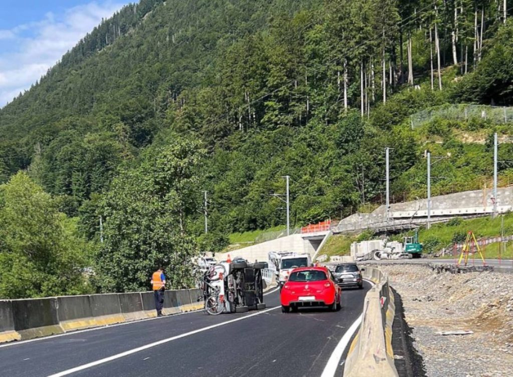 Unfall in Bürglen OW: Auf Betonschutzwand gefahren und gekippt