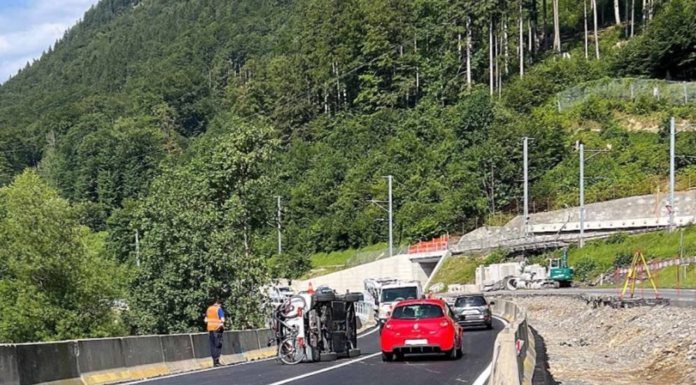 Unfall in Bürglen OW: Auf Betonschutzwand gefahren und gekippt