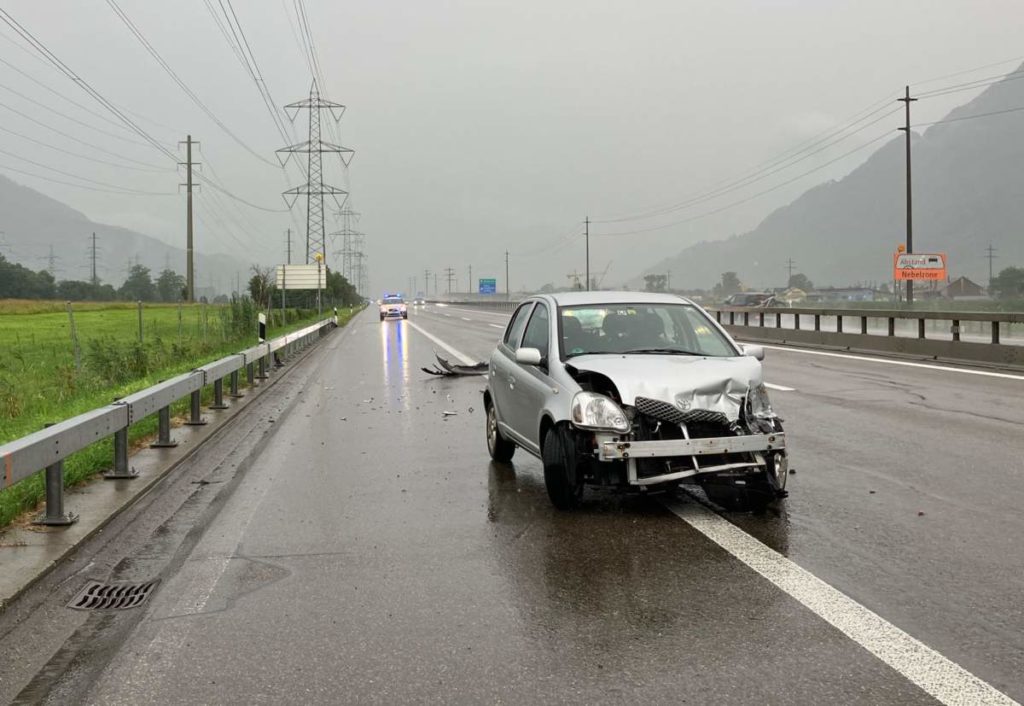 Autobahn A3 bei Bilten GL: Unfall wegen Aquaplaning