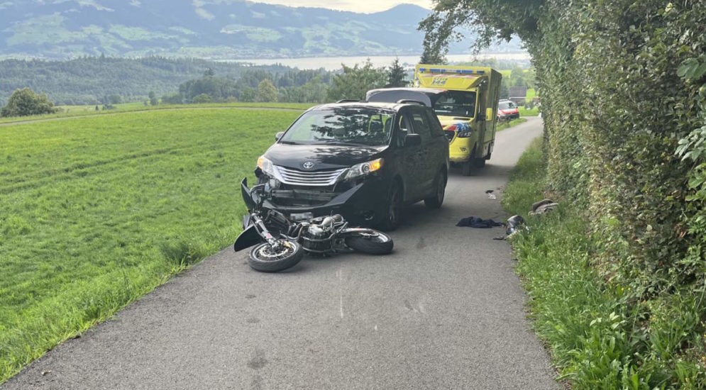 Eschenbach SG: Motorradfahrer bei Unfall in Auto geprallt