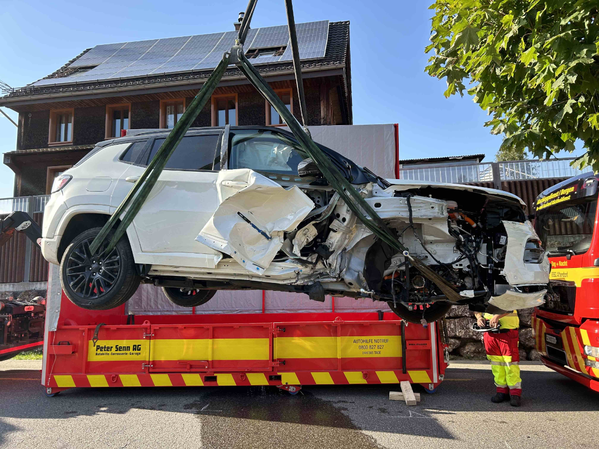 Feusisberg SZ: Mitfahrerin Nach Unfall Erheblich Verletzt