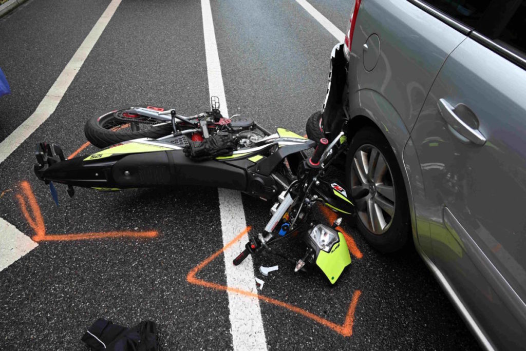 Buchs SG: Motorradfahrerin (16) prallt bei Unfall in Autoheck