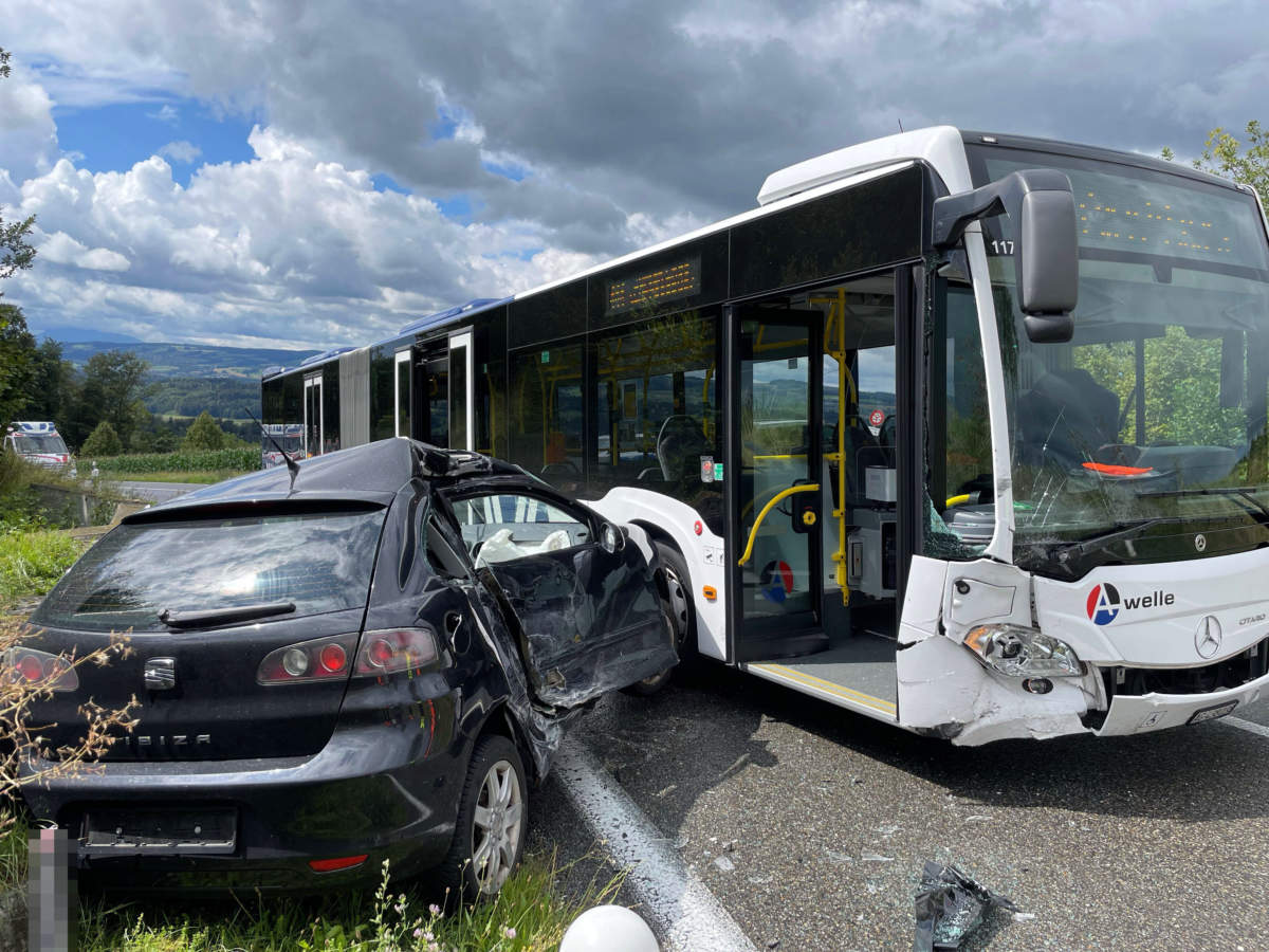 Zufikon Ag Bei Unfall Heftig Gegen Linienbus Gekracht