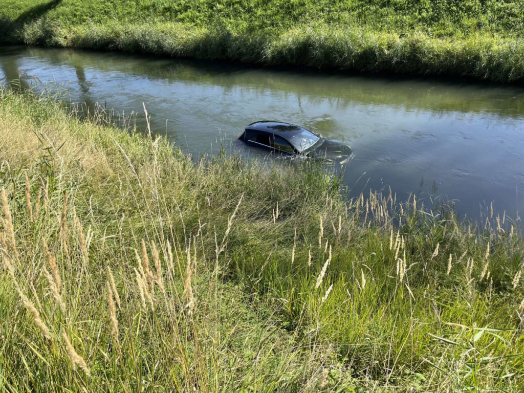 Au SG: Auto landet bei Unfall im Kanal