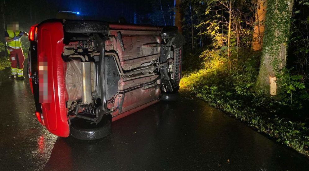 Drei Höfe SO: Autofahrer Kracht Bei Unfall In Baum