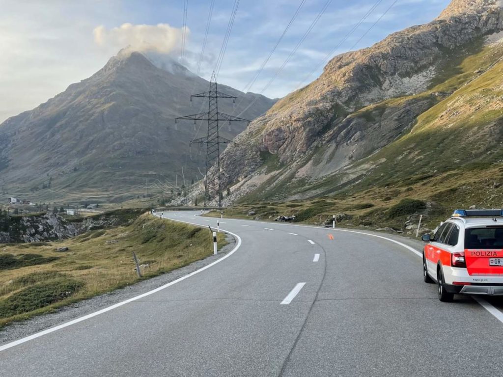 Pontresina GR: Motorradfahrer bei Unfall in Böschung gestürzt