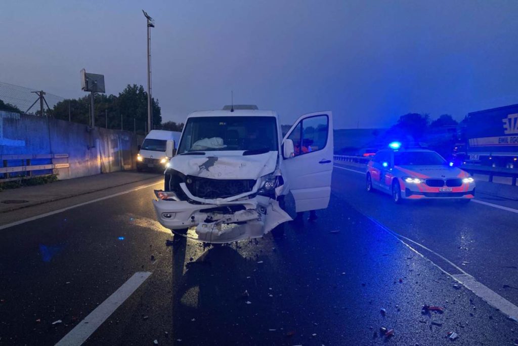 A1 bei Wiedlisbach SO: Autos nach Unfall stark beschädigt