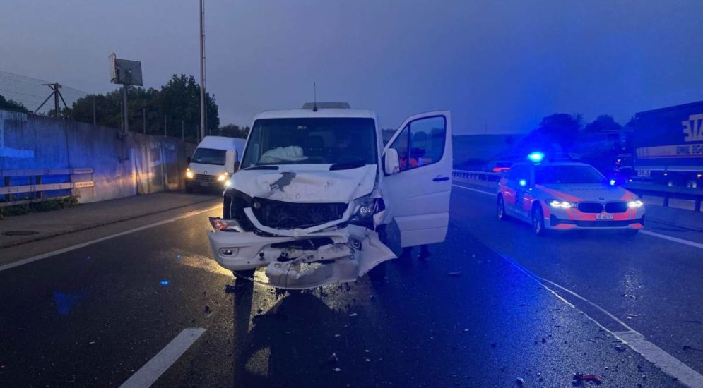 A1 bei Wiedlisbach SO: Autos nach Unfall stark beschädigt