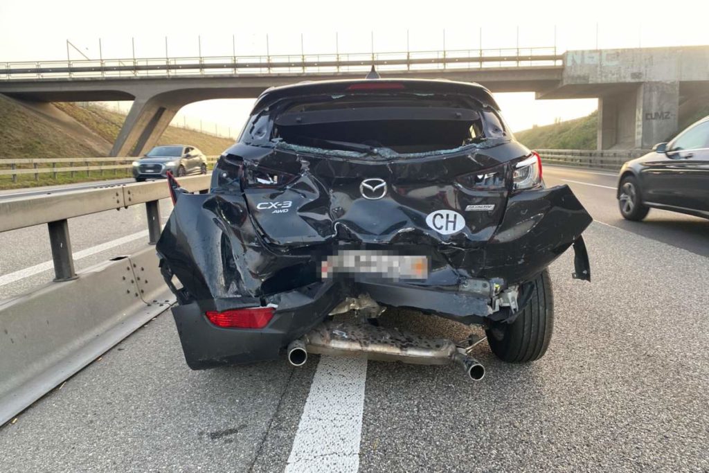 A1 bei Wiedlisbach SO: Autos nach Unfall stark beschädigt