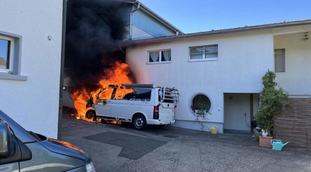 Itingen BL: VW Bus in Vollbrand geraten