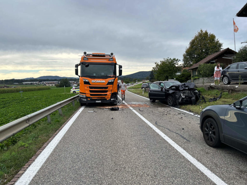 Hendschiken AG: Frontaler Unfall zwischen BMW und LKW