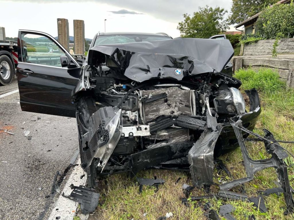 Hendschiken AG: Frontaler Unfall zwischen BMW und LKW