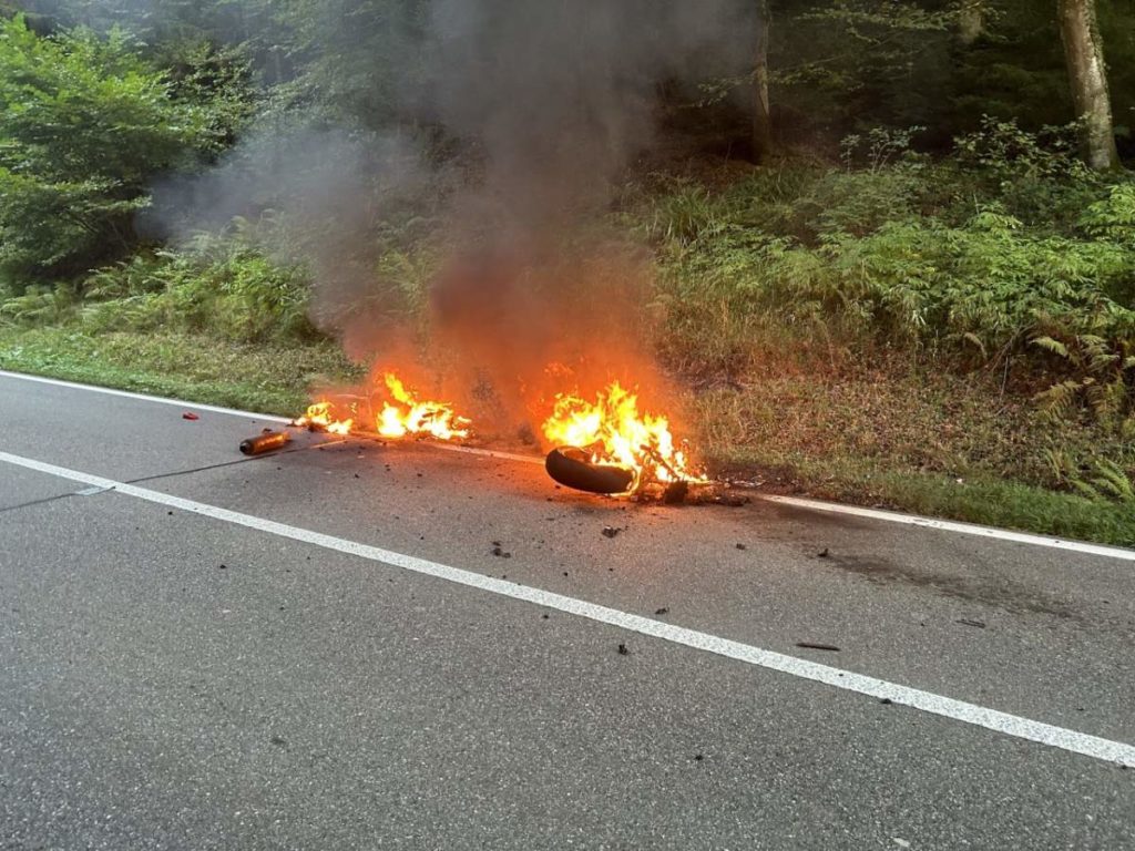 Glashütten AG: Motorräder nach Unfall in Brand geraten