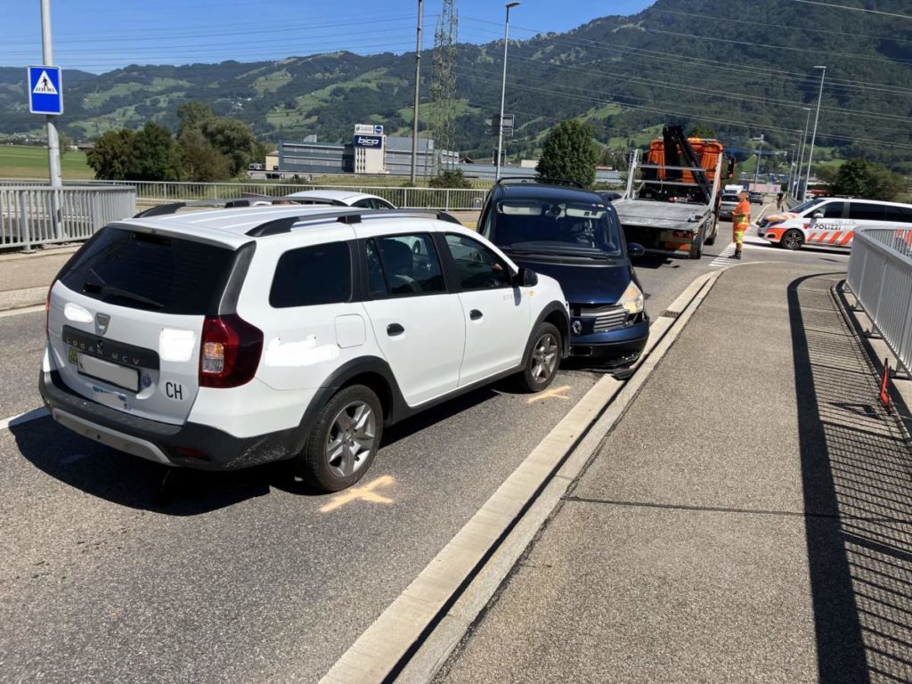 Bilten GL: Unfall zwischen drei Autos