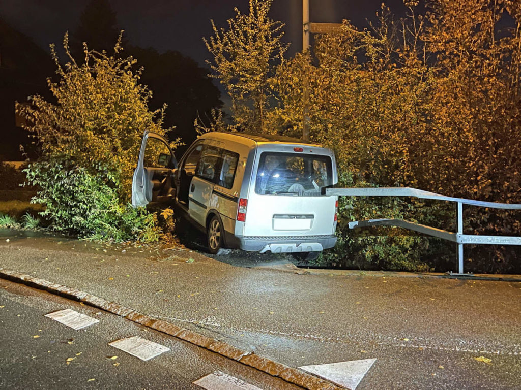 Triengen LU: Bei Unfall Brückengeländer durchbrochen