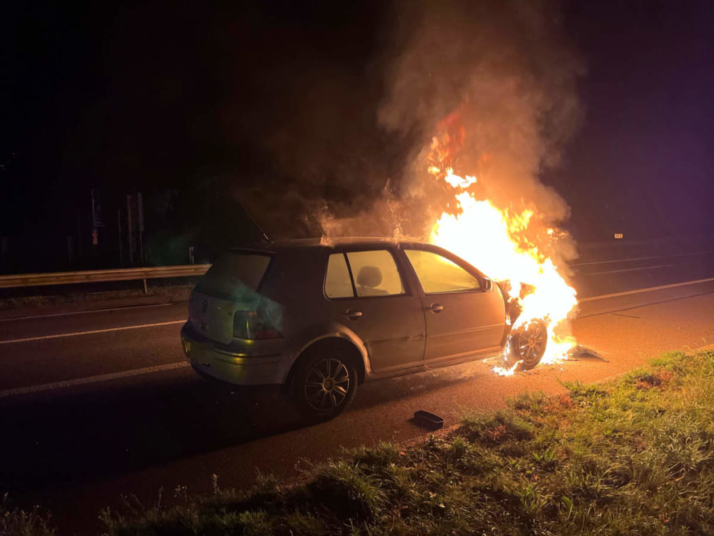 Hunzenschwil AG: Alkohol am Steuer - Auto auf A1 brennt aus